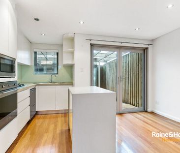 Contemporary home in prime location - Photo 3