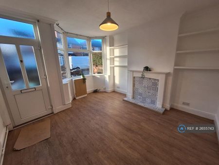 3 bedroom semi-detached house to rent - Photo 3