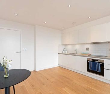 Modern 2-Bedroom, 2-Bathroom With En-suite Apartment in Wembley Cen... - Photo 6