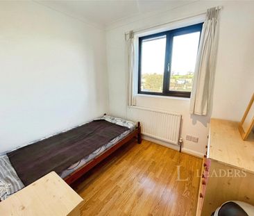 2 bedroom house to rent White Hedge Drive, St. Albans, AL3 - Photo 3