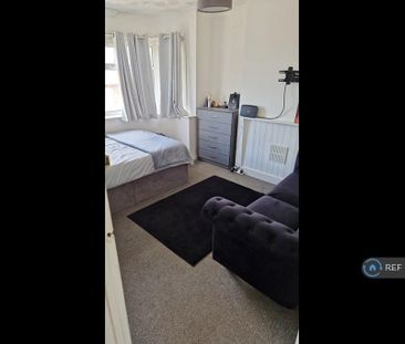 1 bedroom in a flat share to rent - Photo 2