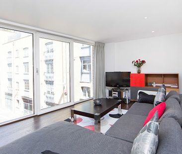 A modern and contemporary apartment with floor to ceiling windows in a quiet location close to Shad Thames and the River Thames benefiting from a daytime concierge. - Photo 1