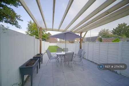 1 bedroom in a house share to rent - Photo 4