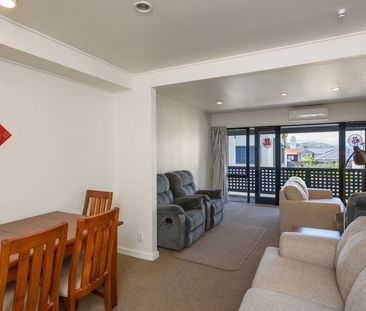 Thorndon townhouse with spacious garage! - Photo 1