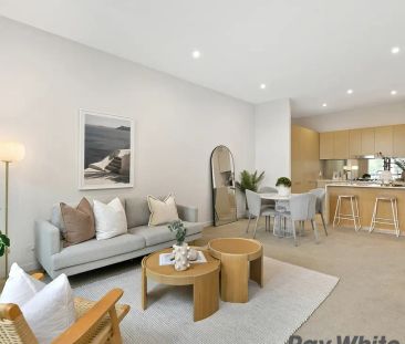 Townhouse-Style Apartment With Courtyard - Photo 2