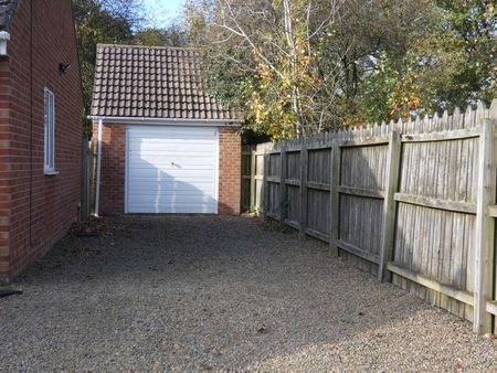 2 bedroom semi-detached bungalow to rent - Photo 3