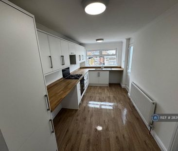 3 bedroom terraced house to rent - Photo 2