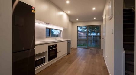 Modern 2BR Townhouse in Mangere East! - Photo 2
