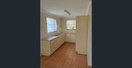 Farm Street Unit with Freshly Renovated Bathroom - AVAILABLE 4 MARCH - Photo 3