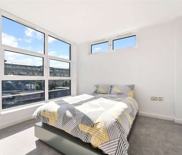 Ideally situated on the southern tip of the Isle of Dogs, this neut... - Photo 4