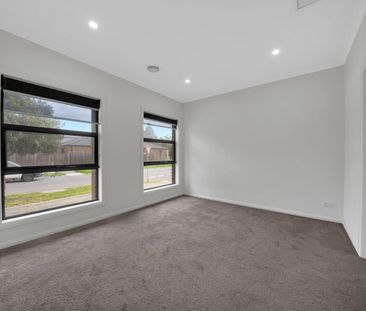 Contemporary 4-Bedroom Home – Convenience, Comfort & Easy-Care Yards - Photo 5