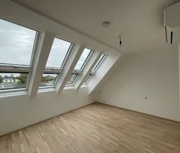 114 m² Dachgeschosswohnung mit 2 Balkonen und Terrasse in 1210 Wien - Photo 2