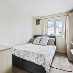 2 bedroom flat - Photo 2