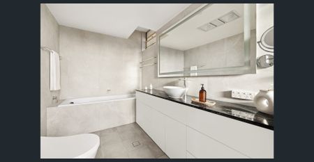 Exclusive Whole-Floor Apartment in a Boutique building of 6. Parking available onsite - Photo 5