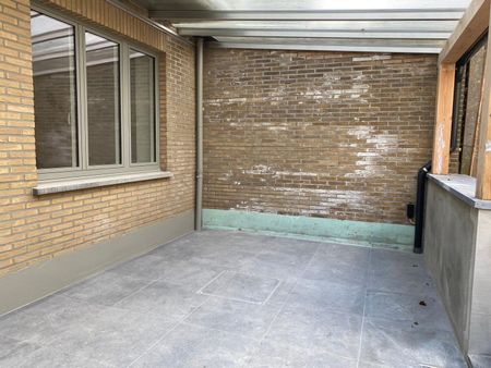 Prachtig volledig gerenoveerd appartement met tuin en overdekt terras, ideaal gelegen op 50m van de Duitse school en op 500m van tramhalte (Tram 39). - Photo 2