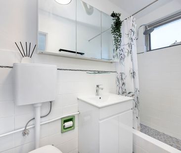 Well presented apartment next to parklands - Photo 5