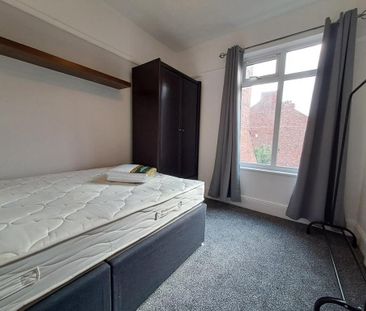 3 bedroom flat to rent - Photo 4
