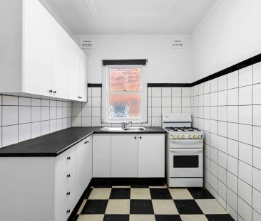 Charming Two-Bedroom Apartment in a Quiet Rustic Block - Photo 2