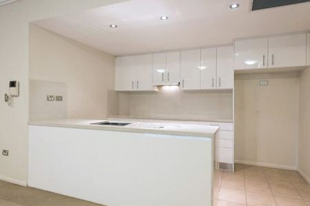 SPACIOUS 3 BEDS APARTMENT - Photo 5