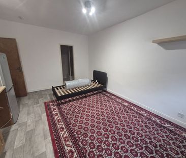 Studio Flat, Wesley Avenue, NW10 - Photo 3