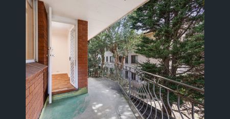 Fully renovated one-bedroom unit in boutique complex - walk to everything! - Photo 5