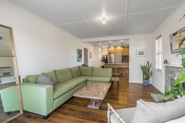 Classic Kiwi Design - Modernised kitchen with 3 + 1 bedrooms (bonus of purpose-designed sleepout) - Photo 1