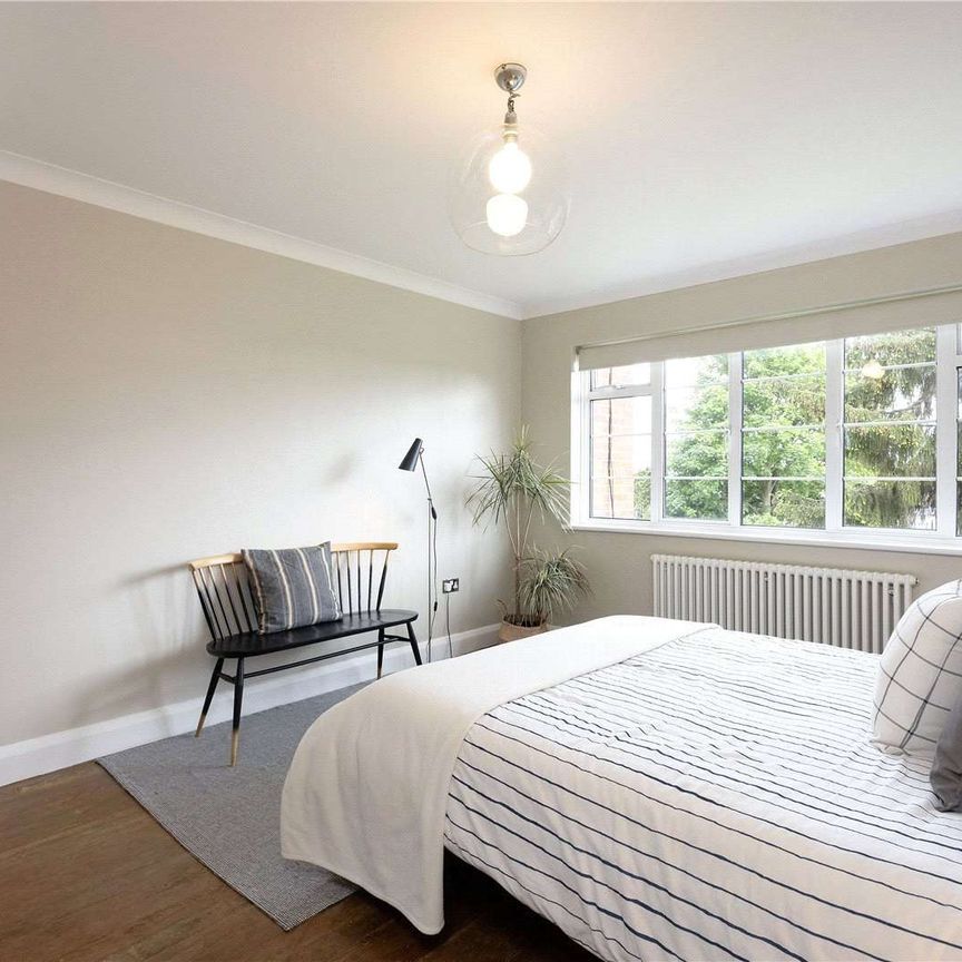 A beautiful three bedroom apartment with parking between Wimbledon Town and Village. - Photo 1