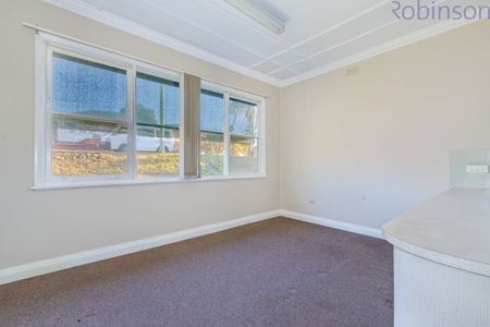 Spacious two bedroom half house with parking - Photo 4