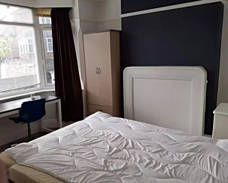 6 Bedroom Semi-Detached House - Photo 4