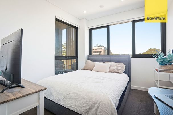 STUNNING OPEN PLAN LIVING - WALK TO STATION & SHOPS - Photo 1