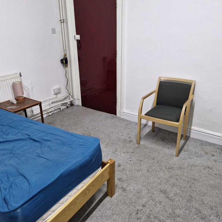 Room in a Shared Flat, Withington Road, M16 - Photo 1