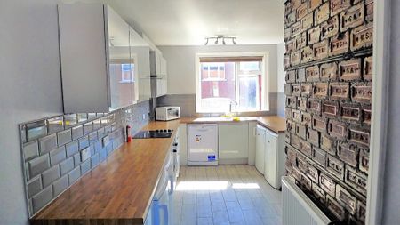 6 Bed - 59 Manor Drive, Hyde Park, Leeds - LS6 1DD - Student - Photo 3