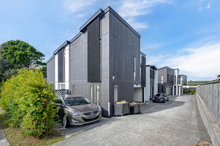 Beautiful new home with a balcony! - Photo 4