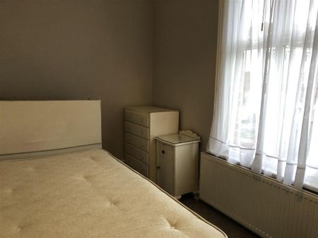 4 bedroom apartment to rent - Photo 2