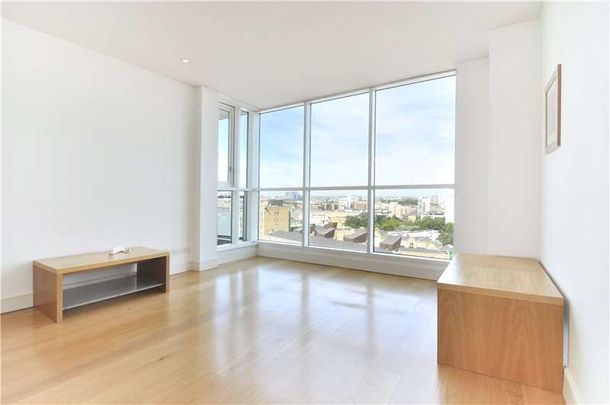 Overlooking the River Thames, is this 2 bed 2 bath property, located in the ever popular Canary Riverside development. - Photo 1
