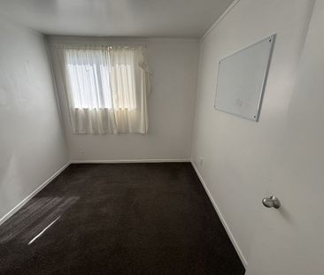 Tidy 2-Bedroom Unit in Papakura – Ideal for Couples or Small Families - Photo 2