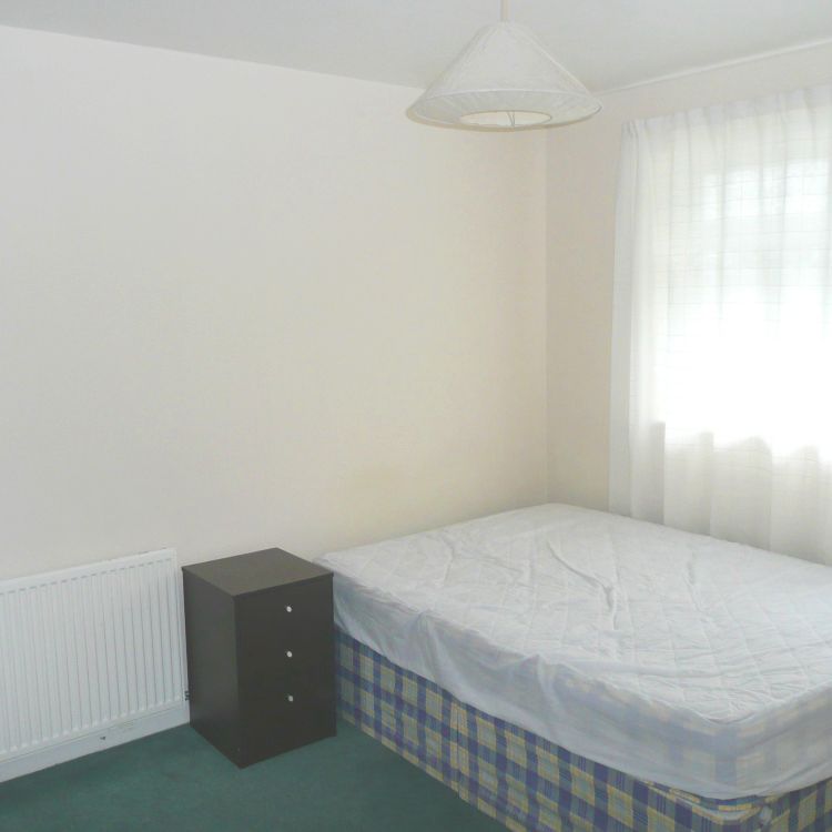 STUDENT Three Bedroom Flat – Surbiton (Cranes Park, KT5) - Photo 1
