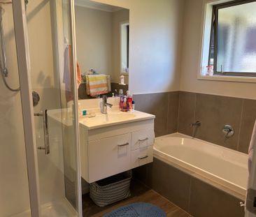 Short Term 3 Bedroom, 2 Bathroom Home - Photo 4