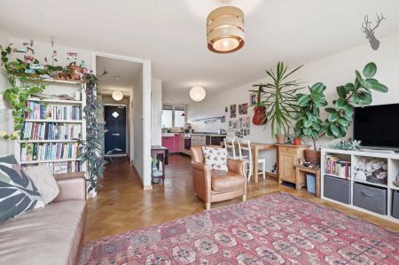 2 Bedroom Flat - Purpose Built - Photo 5