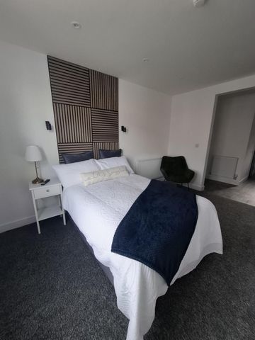 Room to let in newly refurbished HMO - Heneage Road - Photo 3