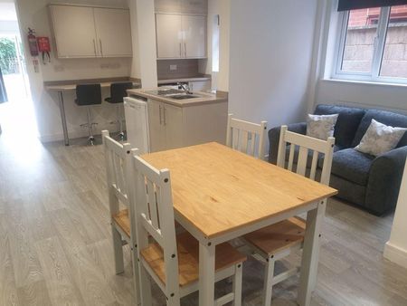 1 bedroom in a house share to rent - Photo 2