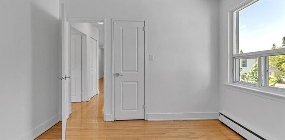 389-401 Yonge Street Apartments - Photo 2