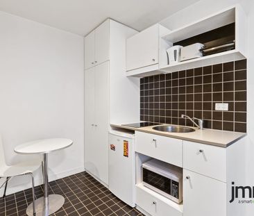 Modern & stylish fully furnished studio apartment. - Photo 4