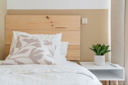 Cozy room with balcony in Cuatro Caminos - Photo 4