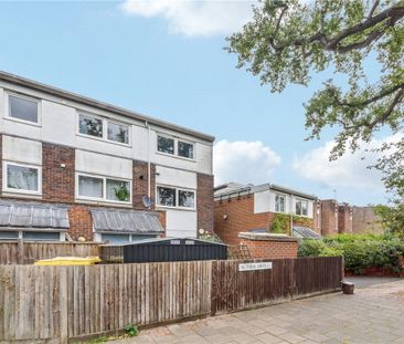 This spacious two-bedroom flat, which has it's own private entrance... - Photo 6