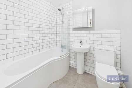 2 bedroom Flat To Let - Photo 3