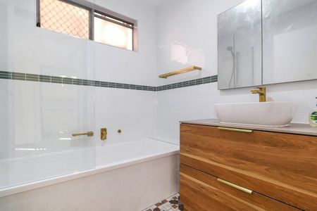 CLASSIC RED BRICK ELEGANCE! - Photo 4
