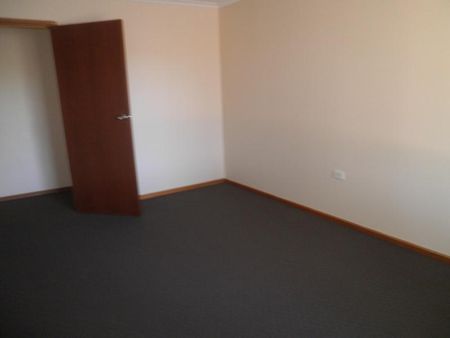 BEAUTIFUL 4 BEDROOM CLOSE TO SCHOOLS & SHOPS - Photo 2