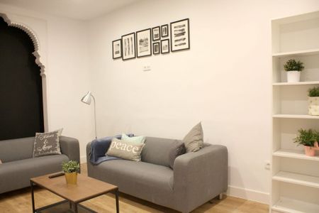 Room with balcony in Valenzuela Street - Photo 3