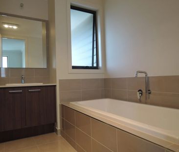 Lovely Three Bedroom Townhouse! - Photo 1